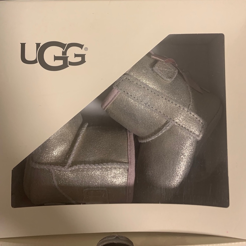 UGGS - Picture 5 of 5